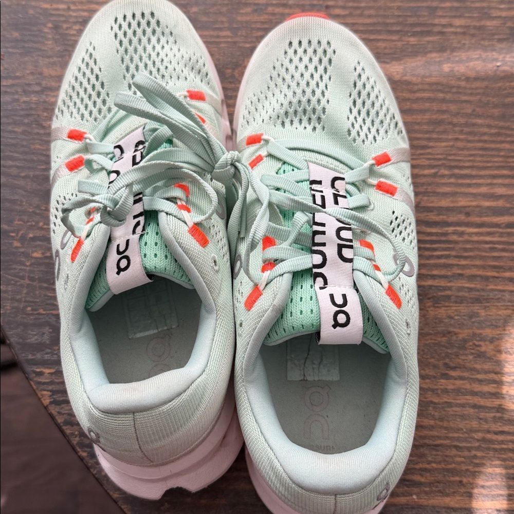 On Cloudsurfertrainer women sz7.5 - Picture 4 of 4